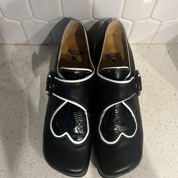 NWOB John Fluevog Tori heart black Choice Buckle Shoe - Picture 4 of 6